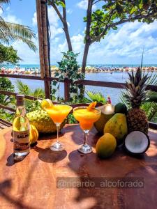 皮廷布Praia Bela Paraíba Casa 220的一张桌子,上面有两杯鸡尾酒,上面有水果