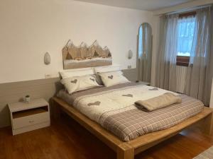 普雷圣迪迪埃Maison Francey的一间卧室配有一张木架大床
