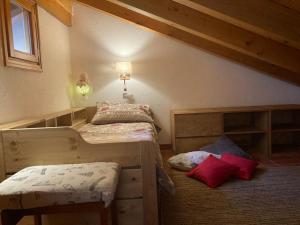 普雷圣迪迪埃Maison Francey的一间卧室配有两张双层床。