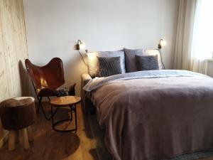 斯托泽克Apartmán 12 Stožec的一间卧室配有一张床和一把椅子