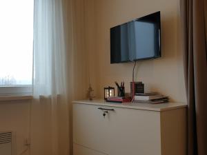 斯托泽克Apartmán 12 Stožec的房间里的梳妆台上方的电视