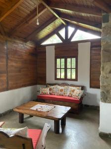 圣洛伦索Casa IMA的客厅配有沙发和桌子
