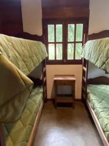 圣洛伦索Casa IMA的客房设有两张双层床和一张桌子。