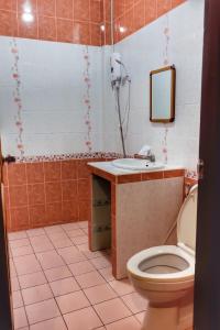 安帕瓦Baansuan Lychee Maeklong Resort Ampawa的一间带卫生间、水槽和镜子的浴室