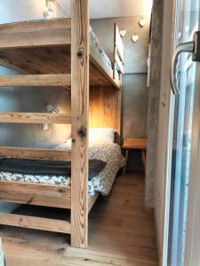 摩德纳迪-坎皮格里奥Appartamento Campiglio 2的一间位于小房子内的卧室,配有双层床