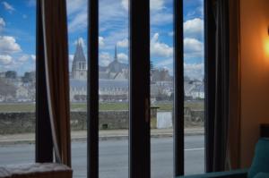 布鲁瓦"Gîte Le Relais Viennois" vue sur Loire & linge inclus的从窗户可欣赏到城市美景