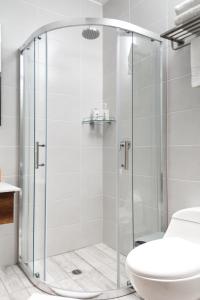 拉塔昆加REEC Latacunga by Oro Verde Hotels的卫生间旁的玻璃门淋浴