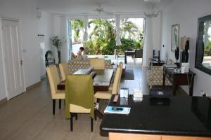 格罗斯岛Zara Villas的客厅配有餐桌和椅子