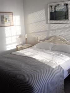 埃文河畔布拉德福38 Newtown的卧室配有白色的床和窗户。