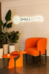 文尼察SMALL HOTEL的橙色椅子和桌子
