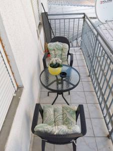 克鲁舍瓦茨Lux Apartman Krstic的阳台配有两把椅子和一张桌子
