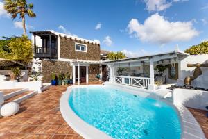 阿索马达Deluxe designer historic villa Via Lactea, Panoramic sea views, Own private heated pool and subtropical garden的一座房子后院的游泳池
