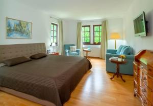 Vielbrunn基尔斯穆赫乡村酒店的一间卧室设有一张床和一间客厅。