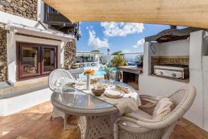 阿索马达Deluxe designer historic villa Via Lactea, Panoramic sea views, Own private heated pool and subtropical garden的一个带桌椅的庭院和一间厨房
