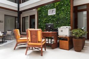 拉塔昆加REEC Latacunga by Oro Verde Hotels的一间设有椅子和一张带绿色墙壁的桌子的房间