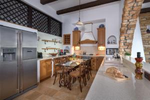 哈拉奇赫拉琪天堂别墅的厨房配有不锈钢冰箱和桌子