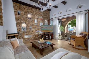 哈拉奇赫拉琪天堂别墅的带沙发和砖墙的客厅