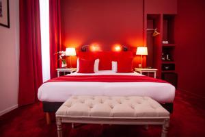 波尔多波尔多中心丘吉尔酒店的红色卧室配有一张带红色枕头的大床