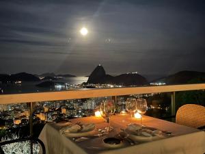 里约热内卢Vila Santa Teresa的一张带酒杯的桌子,享有月亮的景色