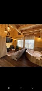 迈季代勒舍姆斯Vida Bhermon 1, one wood Cabin的大房间设有大浴缸和客厅