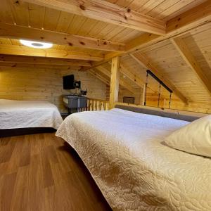 Vida Bhermon 1, one wood Cabin客房内的一张或多张床位