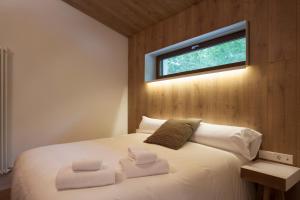 IgantziCabañas Deluxe Basajaun Basoa by IrriSarri Land的卧室配有白色的床和窗户