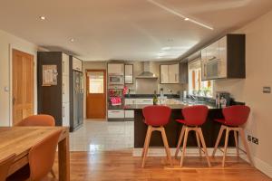 都柏林Dublin 'Home from Home', Luxury, Private Secure House的厨房配有红色椅子和厨房台面