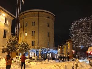 特伦托Torrione Trento的前面有圣诞灯的建筑