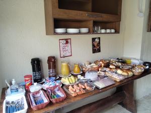 西波山Hospedaria Raízes da Serra的一张桌子上有很多种不同的食物