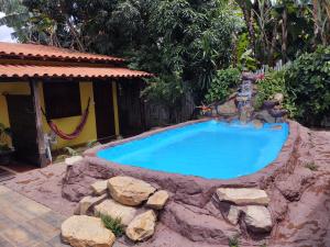 西波山Hospedaria Raízes da Serra的庭院中一个带喷泉的游泳池