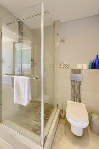 布鲁堡史特兰Heaven on Earth - Blouberg Beachfront Self-catering Apartment的带淋浴和卫生间的浴室