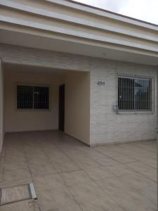 伊塔佩马Casa Aconchegante em Itapema的大型车库设有2扇窗户,铺有瓷砖地板。