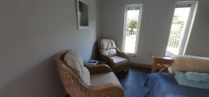 以撒港Trewethen Cottage Barn 1 near Port Isaac的客厅配有两把椅子和一张沙发