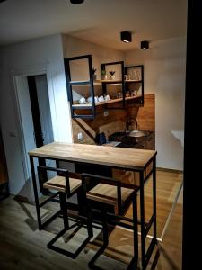 新瓦罗什Apartman Mali Raj Zlatar的厨房配有桌椅和水槽。
