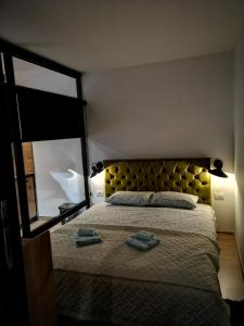 新瓦罗什Apartman Mali Raj Zlatar的一间卧室配有一张床,上面有两条毛巾