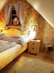卡门尼乌杰兹德Chalet d' amour的一间卧室配有一张床和一张带台灯的桌子
