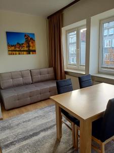 格但斯克格但斯克斯塔罗卡公寓的客厅配有沙发和桌子
