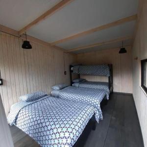 科查莫Base Puelo的双床间位于带2张单人床的客房内。