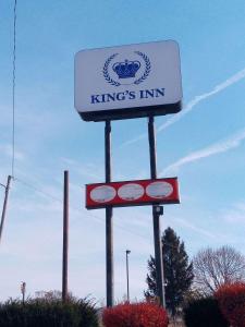 雷丁King's Inn Motel的路旁的国王旅馆标志