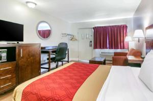 雷丁King's Inn Motel的酒店客房设有一张大床和一张书桌。