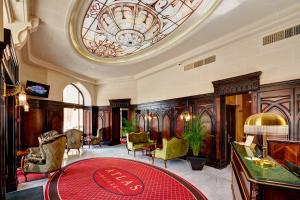 利沃夫阿特拉斯豪华酒店的大堂设有圆形天花板和红色地毯。