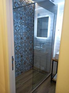 贝尔格莱德Room 23的带淋浴的浴室和玻璃门