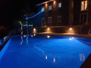 拉梅戈Golden Mirror的夜间游泳池周围灯光环绕
