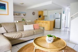 努萨维尔Tropical Getaway in 2 Bedroom Unit in 4 star Resort的客厅配有沙发和桌子