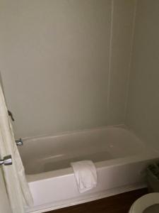 雷丁King's Inn Motel的带浴缸和毛巾的浴室
