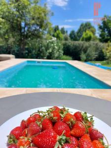 图努扬Puerta 1910的游泳池畔桌子上的一盘草莓