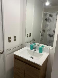 拉斯克鲁塞斯Laguna mar的浴室设有白色水槽和镜子