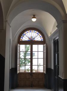 梅里达PETRONILA 1881的一个大木门,有彩色玻璃窗