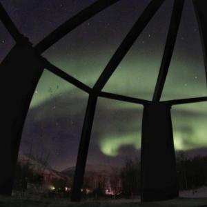 MelenNorth Experience Basecamp的从窗户可欣赏到北极光的景色