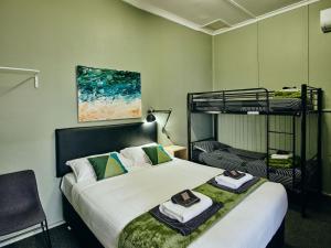CollieBlack Diamond Lodge的一间卧室配有一张床和一张双层床。